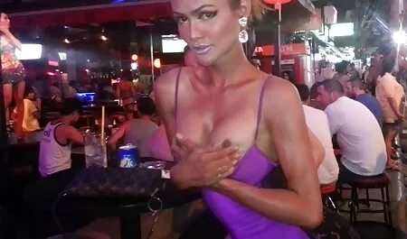 Verleidelijke blonde manager gratis online porno kijken op het werk.