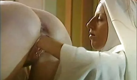 De man die een vrouw van hollandse sexfilms twee kanten frituurt.