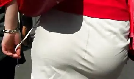 Het naakte meisje gratis oma sex filmpjes nodigt de man uit naar het toilet.
