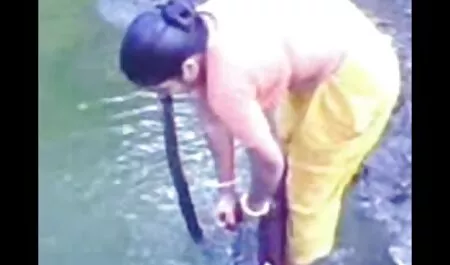 Neukt de krullenbol met een intiem kapsel. sex filmpjes online