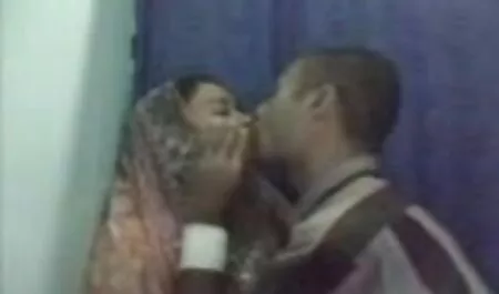 Chad White eet zijn vrouw op de bank. porno film gratis kijken