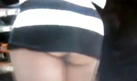 Een kale zwarte vrouw met seks films gratis kijken een lekkere kont.