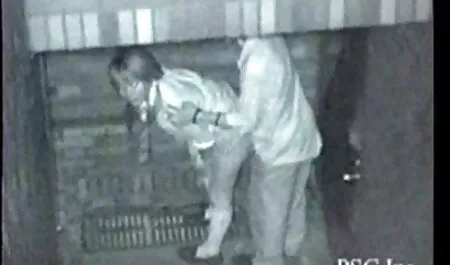 De roodharige ontmoet gratis pono kijken de man op de bank.