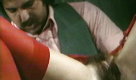 De gratis nederlandstalige porno blonde wordt geneukt op een rubberen bal.
