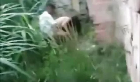 De motorrijder friet bruin haar op de 123 video porno motor.