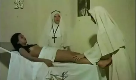 Naakte seksfilms vagina schoonheid in de tuin.