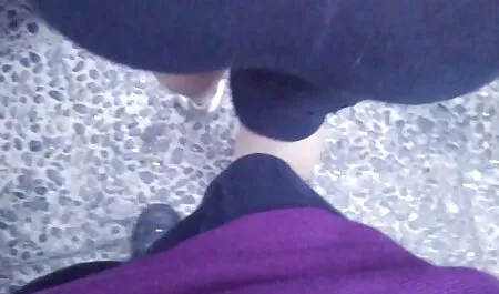 Het buitensex filmpjes meisje masturbeert met een dildo.