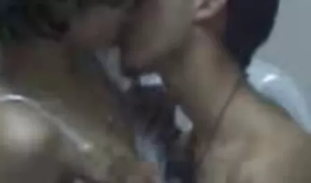 Blond op de pik van een gezonde nederlandstalige pornosites zwarte man.
