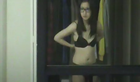 De kunstenaar knoeide met nl sexfilms een model.