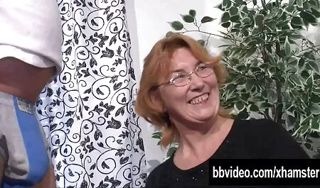 De gratis oma sexfilm chauffeur die de naakte schoonheid opeet in de slaapkamer.