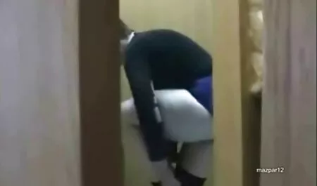 Een man die zijn penis betast voor de ogen van een vrouw. gratis neuk videos
