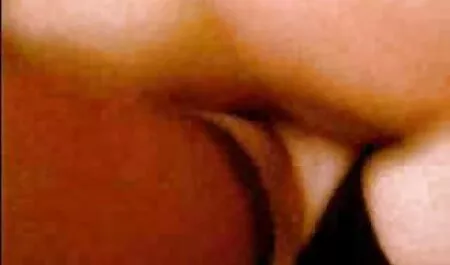 Vul de seksfilm gratis tong met anaal en neuk de vagina.