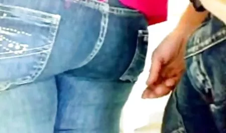 Emo doet gratis sexfilms alsof de scheur met grote zwaartekracht.