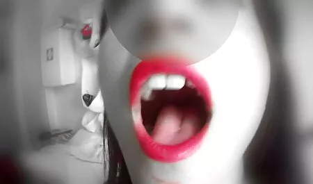 De geverfde blonde trekt een nederlandstalige porno film lange lul.