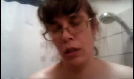 Lesbische actrice die homo wrijft in gratis amateur filmpjes de kleedkamer.