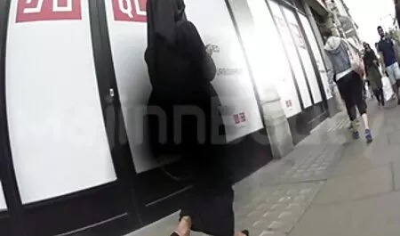 Meisjes die prono filmpjes een bruine pik op hun wangen hebben.