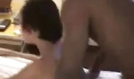 Meisjes masturberen in de gratis lange seksfilmpjes badkamer.