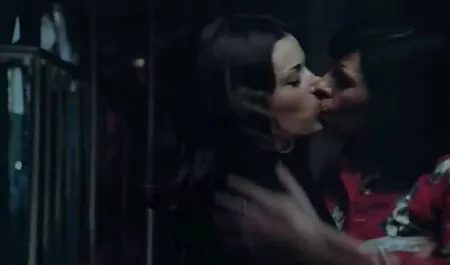 De tepel wordt geneukt door een buitenporno man na het masturberen.