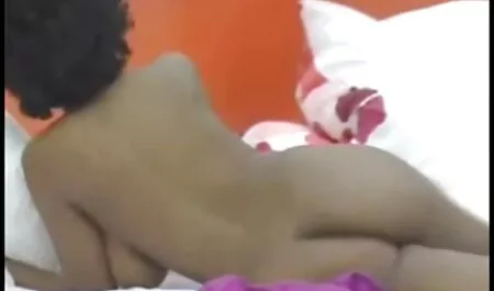 Minnares in zwarte kousen wordt geneukt door een vriendje. hamster sex filmpjes