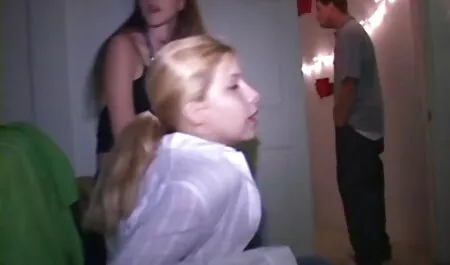 Lesbiennes leren het plezier van geschoren gratis oma sex filmpjes harige kutjes.