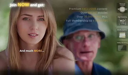 Een jonge vrouw pornofilmpjes gratis in zwart leer zuigt.