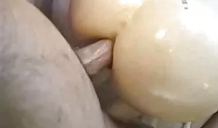 Een zwarte man uit Rusland frituurt je vriendin in bed, wat prachtig is. hollandse seksfilms