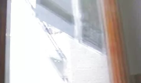 Hij plantte de stok door het gat in de jongeman. gratis seksfilm