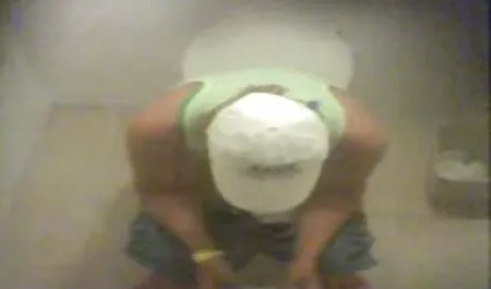 Ze neukte zichzelf in de mond en vulde haar gezicht prono filmpjes met sperma.