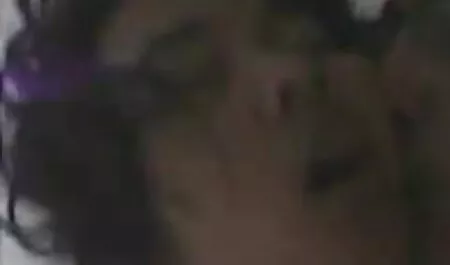 Het jonge roze haar dat de youtube seksfilms clit aait.