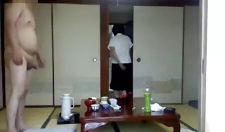 Russische brunette die gratis sex films kijken twee lullen zuigt.