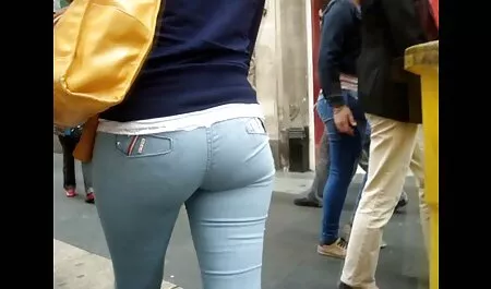 De blonde seksfilm 123 zuigt een grote lul en wordt geneukt.