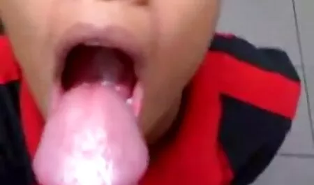 Een gratis amateur sex filmpjes grote zwarte lul die een blondje eet.