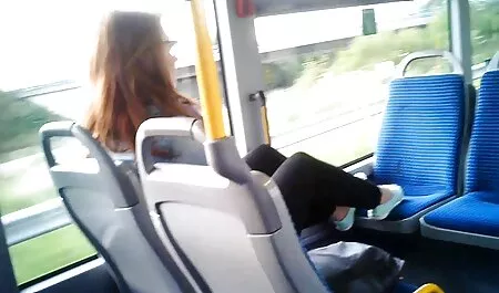 Een man seksfilmpjes gratis zet de kip voor zijn gesprekspartner.