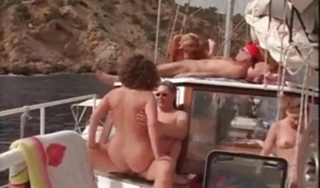 Het dragen van gratis sex filmpjes kijken een bril geeft vriendje een Kutje likken en neuken.