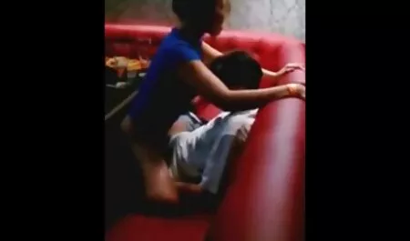 Een meisje geneukt in de kont door een man. buitenporno