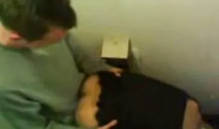 Een gratis porna filmpjes paar in de keuken.