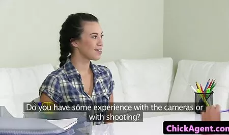 Ze doet haar slipje uit en sex filmpjes vagina pijpt.