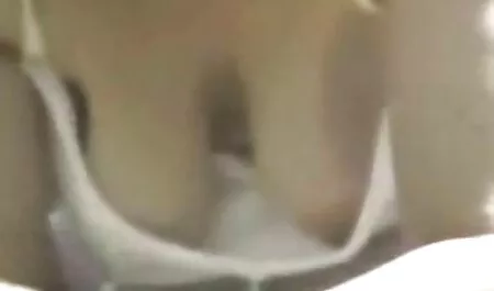De trainer helpt de gratis online sex filmpjes lul om een vet te duwen.