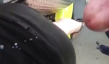 Een vriendin sex video gratis kijken neukte een meisje waar haar vriend bij was.