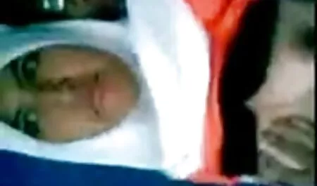 De zwarte pik beangstigt hollandse seks films de bruinharige vrouw.