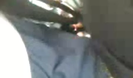 Stiefmoeder betast de clit van haar stiefdochter sex filmpjes downloaden met een dildo.