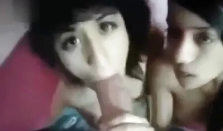 Een grijze man gratis sexfilmen heeft plezier met jonge mensen.