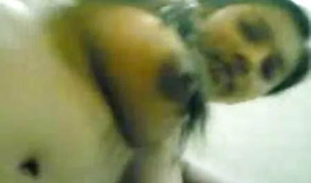Hij pakte de lul gratis lange sex film met zijn lippen en het zuigt.