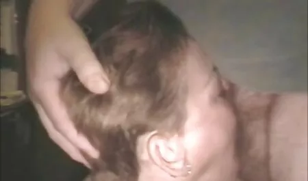 Tandvlees met gratis porno nieuw sperma op de benen.