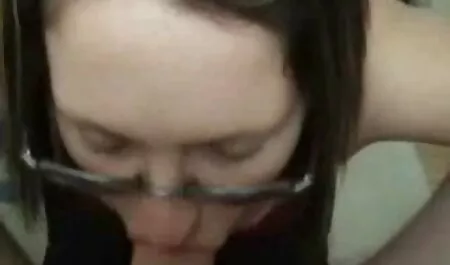 Een zwarte die gratis sexfilmen een vrouw neukt met een grote penis.