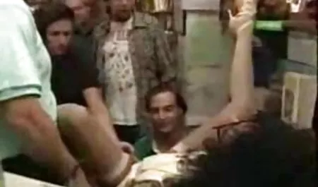 Blondjes neuken een man die beschermd gratis amateur filmpjes is in een condoom.