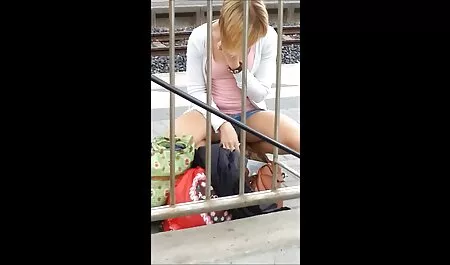 Schlendra speelt met haar borst en wrijft er free seksfilms pikken mee.